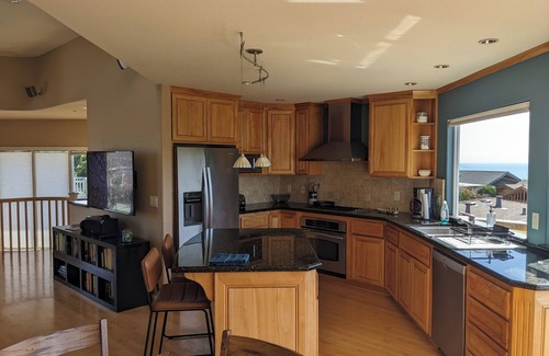 Aptos Casa | Oceanfront Bliss: Modern Family Retreat Steps from Seacliff Beach – Book Now!