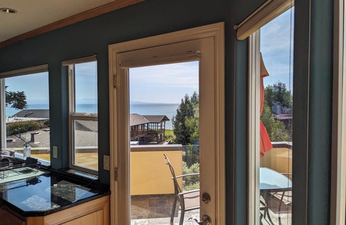 Aptos Casa | Oceanfront Bliss: Modern Family Retreat Steps from Seacliff Beach – Book Now!