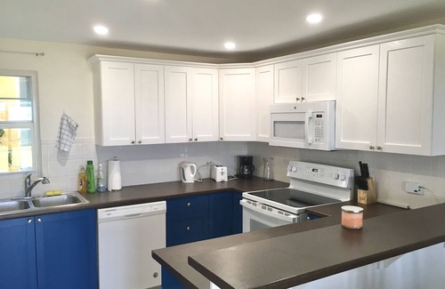 George Town Condominio | Ocean Views From Both Bedrooms - Newly Renovated