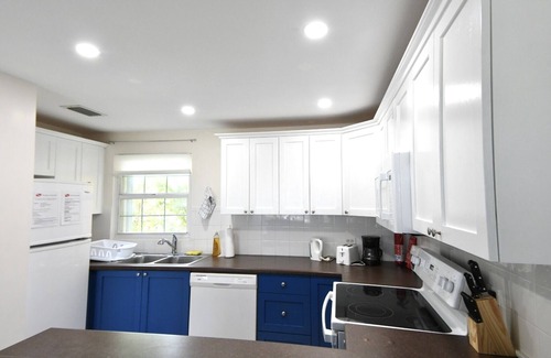 George Town Condominio | Ocean Views From Both Bedrooms - Newly Renovated