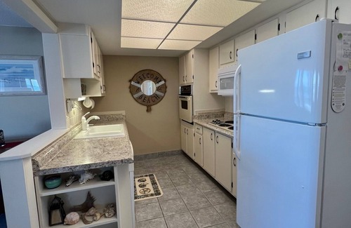 South Patrick Shores Condominio | Condominio frente al mar! 2 camas King, 2 baños, cocina completa, piscina