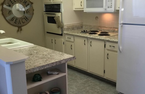 South Patrick Shores Condominio | Condominio frente al mar! 2 camas King, 2 baños, cocina completa, piscina