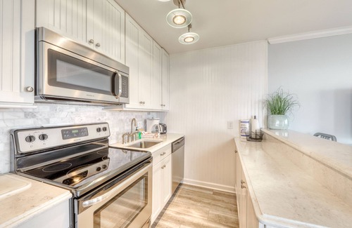 Isle of Palms Villa | Condominio en la esquina frente al mar con vista espectacular y piscina compartida / muelle de pesca.