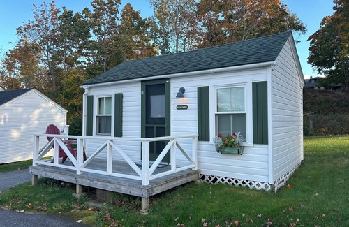 Salsbury Cove Cabaña | Oceanfront Cottage at Acadia National Park, Bar Harbor/Beach Comber Cottage