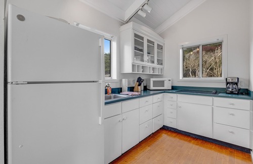 Mendocino Casa | Oceanfront cottage on a bluff with beach views, deck, streaming & kitchenette