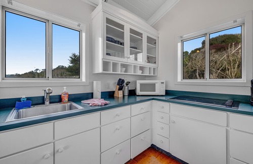 Mendocino Casa | Oceanfront cottage on a bluff with beach views, deck, streaming & kitchenette