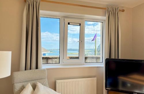 Cobh Apartamento | Oceanfront Gem Overlooking Cobh