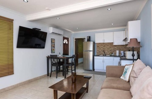 Malmok Casa | Oceanfront Honeymoon Suite - 5 min drive from all high rise hotels!