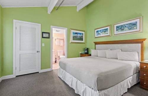 Fort Pierce Hotel | Oceanfront Inn, Standard Room, King Bed, Town View, #11