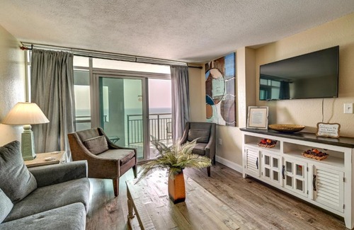 Downtown Myrtle Beach Apartamento | Oceanfront Myrtle Beach Condo with Pools and Hot Tubs