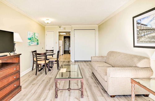 Downtown Myrtle Beach Apartamento | Oceanfront Myrtle Beach Condo w/ Balcony!