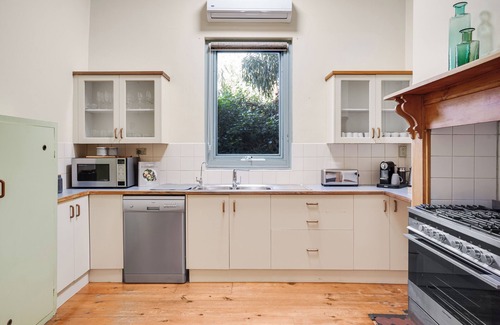 Henley Beach South Casa | "Oceanfront Oasis: A Tranquil Retreat Steps from the Sea!