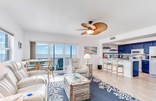 South Patrick Shores Condominio | Oceanfront Penthouse Closest to the beach
