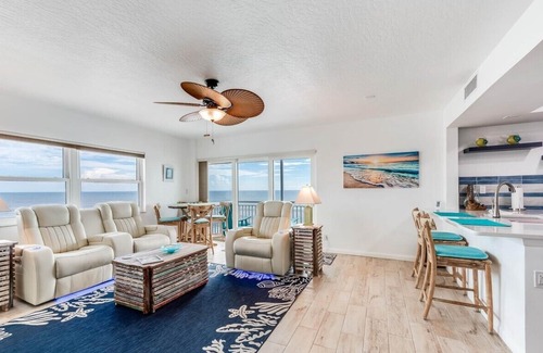 South Patrick Shores Condominio | Oceanfront Penthouse Closest to the beach
