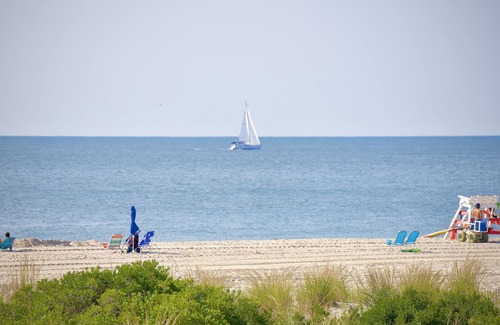Cape May Apartamento | Oceanfront Property Suite Kitchenette with a Private Bedroom and a Queen Bed