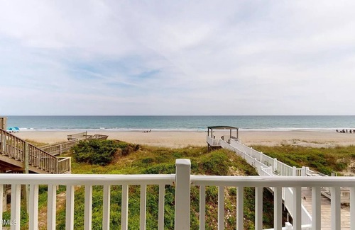 Emerald Isle Casa | OCEANFRONT spectacular 8 BR,6 BA, Sleeps 20.Last minute deal on summer rate.