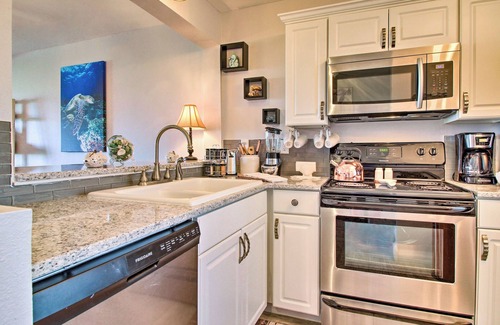 Oceanmarsh Subdivision Condominio | ¡NUEVO! Oceanfront Resort Condo w / Beach + Pool Access!