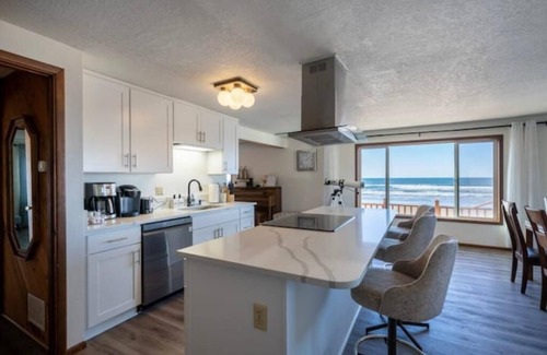 Rockaway Beach Casa | Oceanfront Vacation House - Pet Friendly