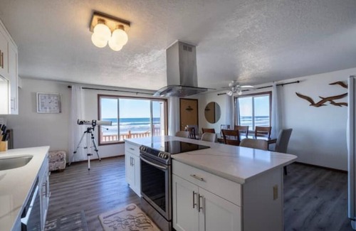 Rockaway Beach Casa | Oceanfront Vacation House - Pet Friendly