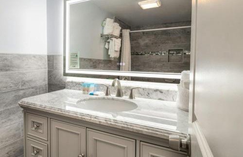 Litchfield by the Sea Apartamento | Oceanfront Views, Private Porch, 1st Flr, King Bed