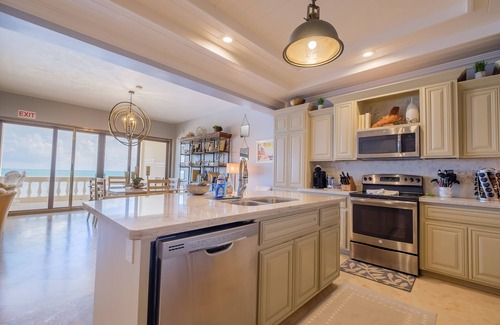 Boca Ciega Condominio | Ocean’s Edge 3A – Third-Floor Beachfront Condo with Sweeping Sea Views