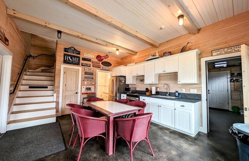 Milbridge Casa | Oceanside Saltwater Farm House NEW! Sleeps 11, beach, firepit
