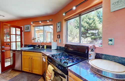 Gualala Casa | Oceanview house with enclosed private yard - dog friendly