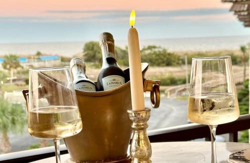 Folly Field Apartamento | Oceanview Romantic Escape-King Suite, Balcony, Pool & Bar!