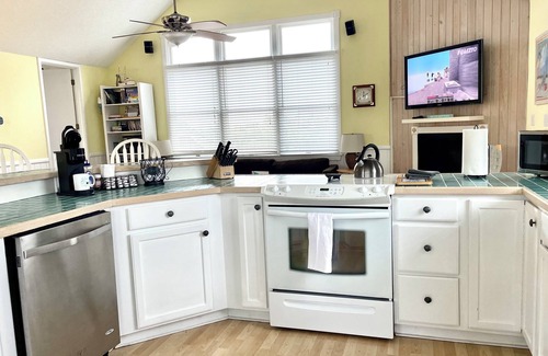 Corolla Cabaña | OceanViews, 7 Bedroom ~ HotTub, Oceanside quiet neighborhood with community pool