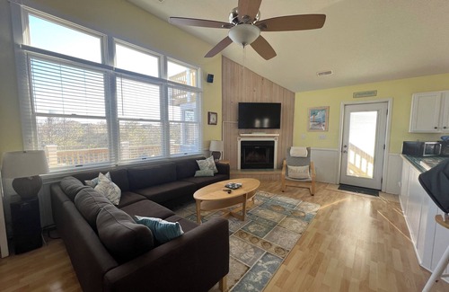 Corolla Cabaña | OceanViews, 7 Bedroom ~ HotTub, Oceanside quiet neighborhood with community pool