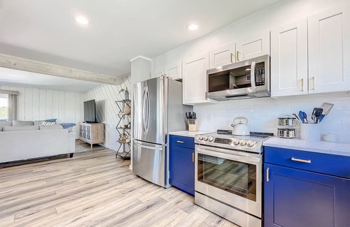 Sea Dunes Condominio | Octopus Garden, A Luxurious Townhome Overlooking Pool! Ocean Views!