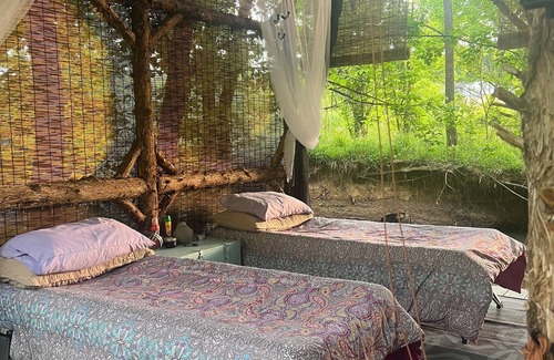 Greeneville Casa | Off-grid creekside treehouse w/fire-pit, hammock