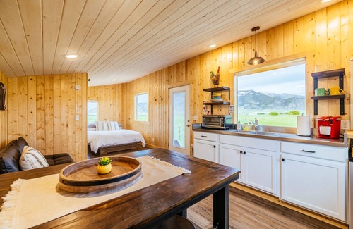 Whitehall Otro | Off-grid tiny home farm stay with incredible mountain views!