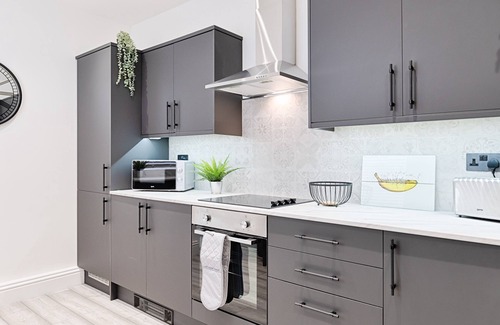 Morriston Casa | Caemawr Place - Stylish Home TV in Every Bedroom!