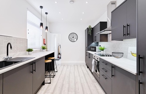 Morriston Casa | Caemawr Place - Stylish Home TV in Every Bedroom!