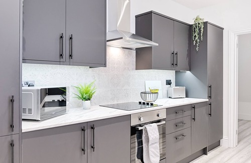 Morriston Casa | Caemawr Place - Stylish Home TV in Every Bedroom!