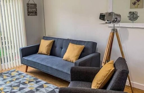 Mynyddbach Apartamento | Off Road Parking, Garden, Tv's in bedrooms