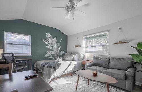 Kenwood Apartamento | "Off the Ledge" - Studio|St Pete|Central Avenue