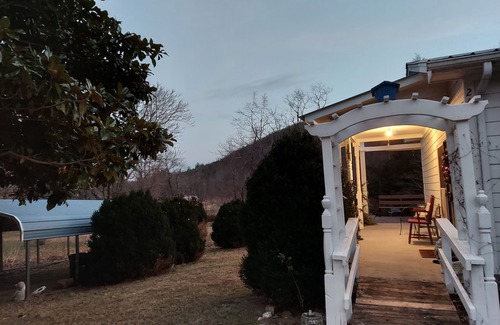 Lowgap Casa | Offer discounts! Country home sitting between 2 mountains