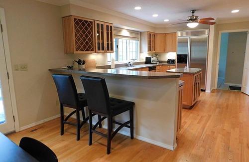 Creve Coeur Casa | 6 BR, actualizado, sala de cine en Creve Coeur (largo plazo OK)