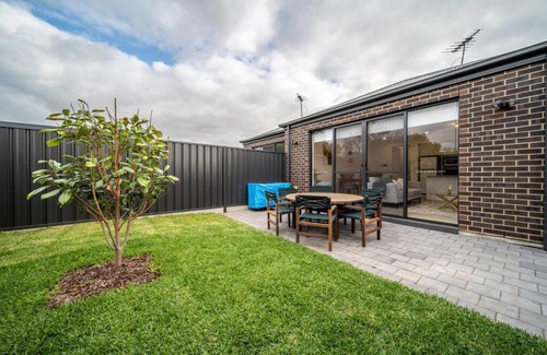 Warradale Casa | Ohana on Hobart Backyard Wifi Family