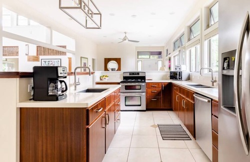 Keaau Casa | Armonía en el paraíso: gran patio cubierto de casas modernas, con césped y jardines