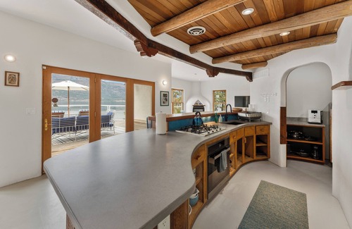 Central Okanagan Casa | Okanagan Lake Paradise in a Stunning Sante Fe Home
