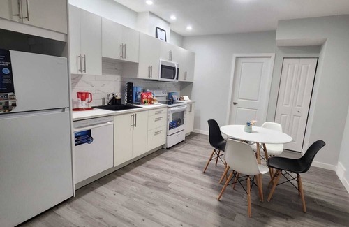 Okotoks Casa | Okotoks Oasis (Brand new Cosy 1 bedroom basement suite)