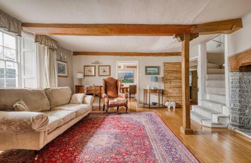 Somerton Casa | Old Bell House - Spacious Period Home in the Heart of Somerton