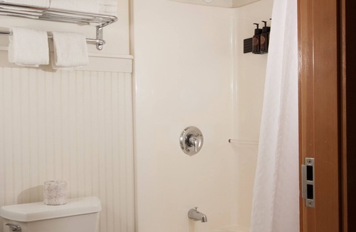 Yellowstone National Park Cabina | Old Faithful Snow Lodge & Cabins - Inside the Park