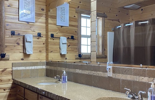 Island Park Casa | Old Faithful Lodge || Great for Reunions, Sleeps 20, Near Yellowstone, *HOT TUB*