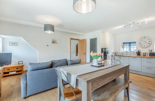 Honiton Cabaña | Old Highwood - Piggy in the Middle