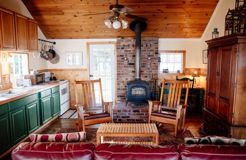 Olga Cabaña | Encanto de la isla vieja con impresionantes vistas a la montaña, encaramado sobre nuestra playa privada