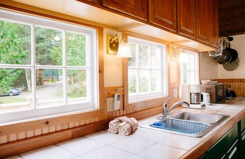 Olga Cabaña | Encanto de la isla vieja con impresionantes vistas a la montaña, encaramado sobre nuestra playa privada